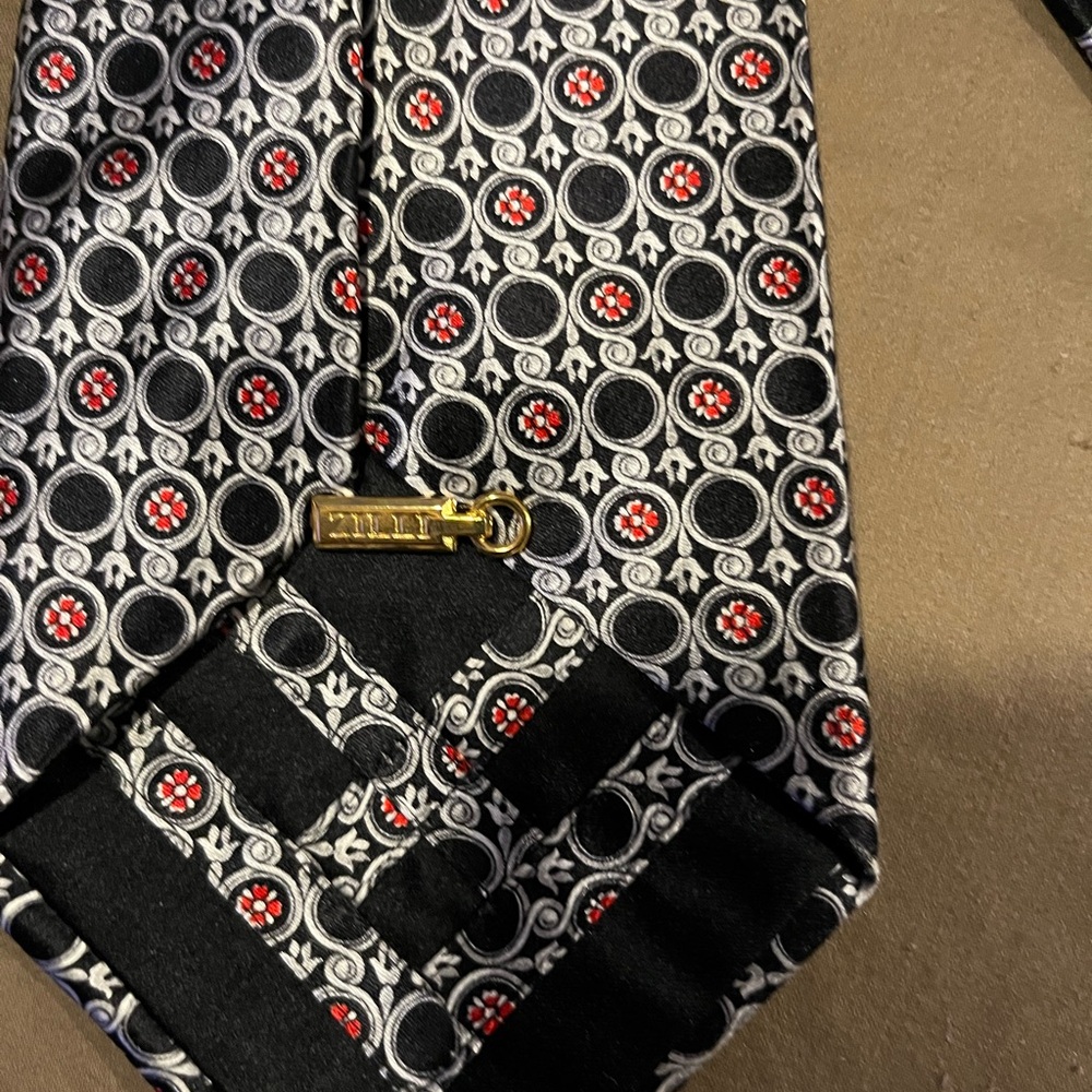 Elegant Black and Red Patterned Tie